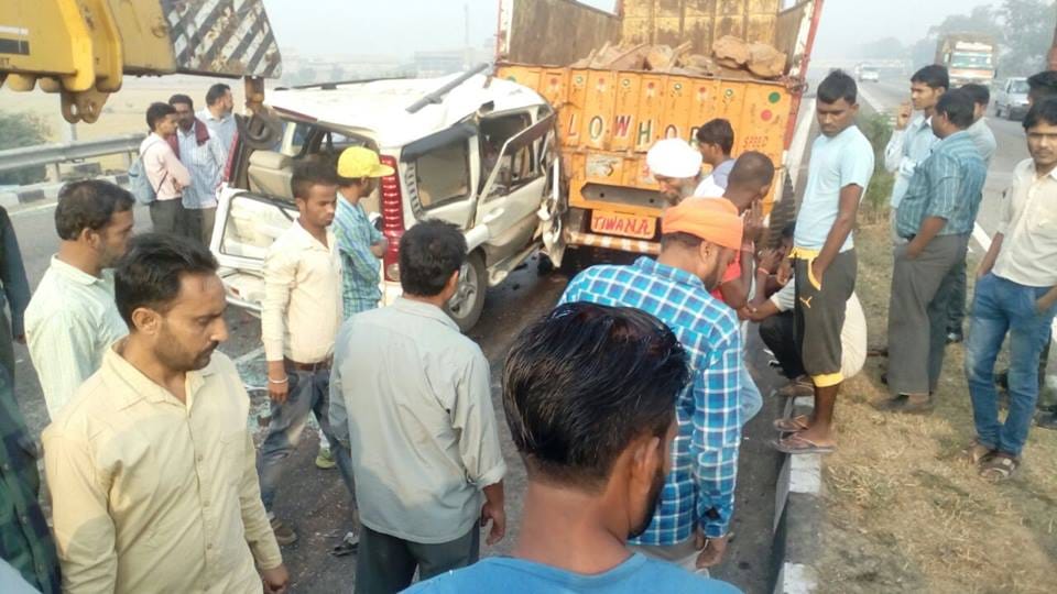 three cloth merchants of delhi killed in road accident in ludhiana of punjab