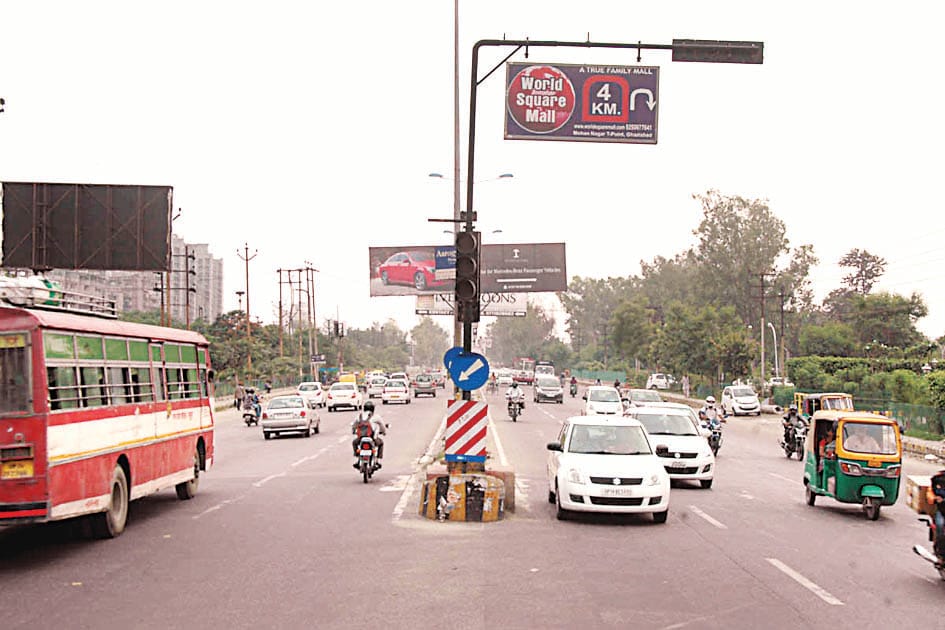 Traffic lights facing the city poorly jam