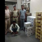 पुलिस की गिरफ्त में शराब तस्करी का आरोपी। 