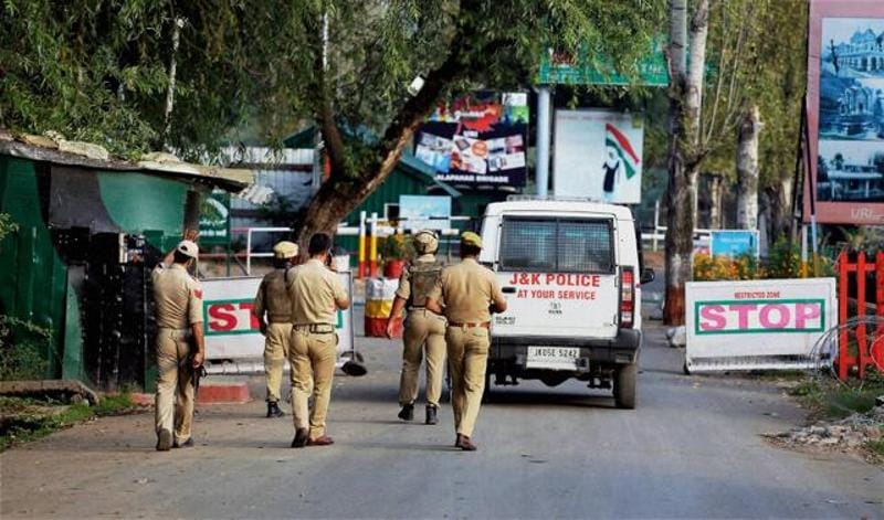 10 policeman will be enquired for not opposing while rifle snatching