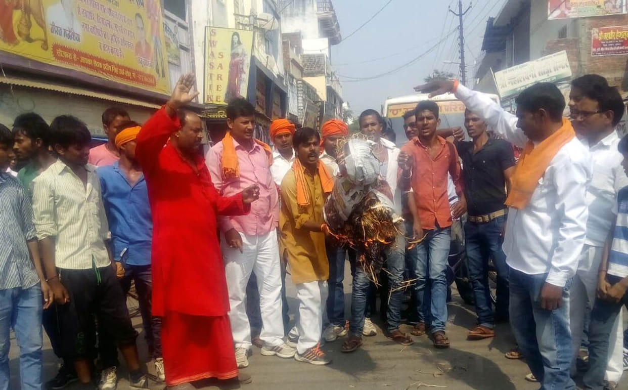 Burnt the effigy of the state government