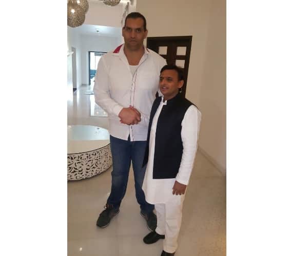 Akhilesh yadav meets wrestler khali.
