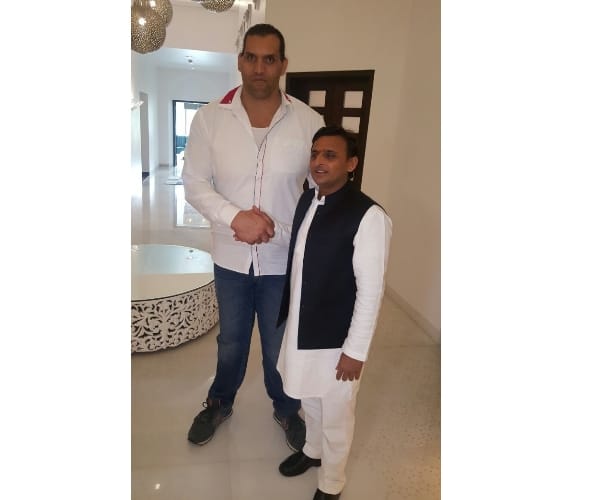Akhilesh yadav meets wrestler khali.