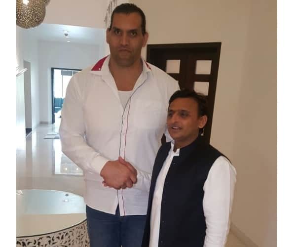 Akhilesh yadav meets wrestler khali.