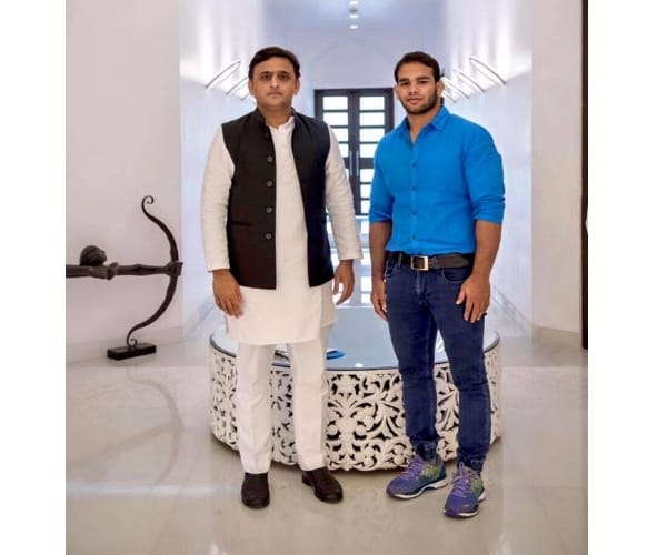 Akhilesh yadav meets wrestler khali.