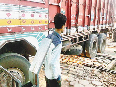 Truck stuck on a railway track, the Delhi-Howrah route stalled