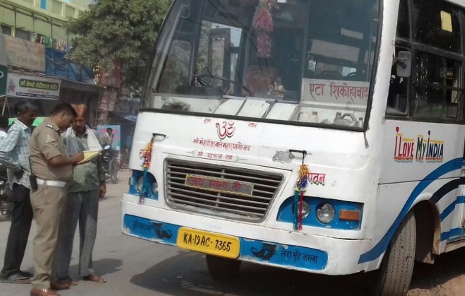 daggaamaar bason par chala pulis ka danda