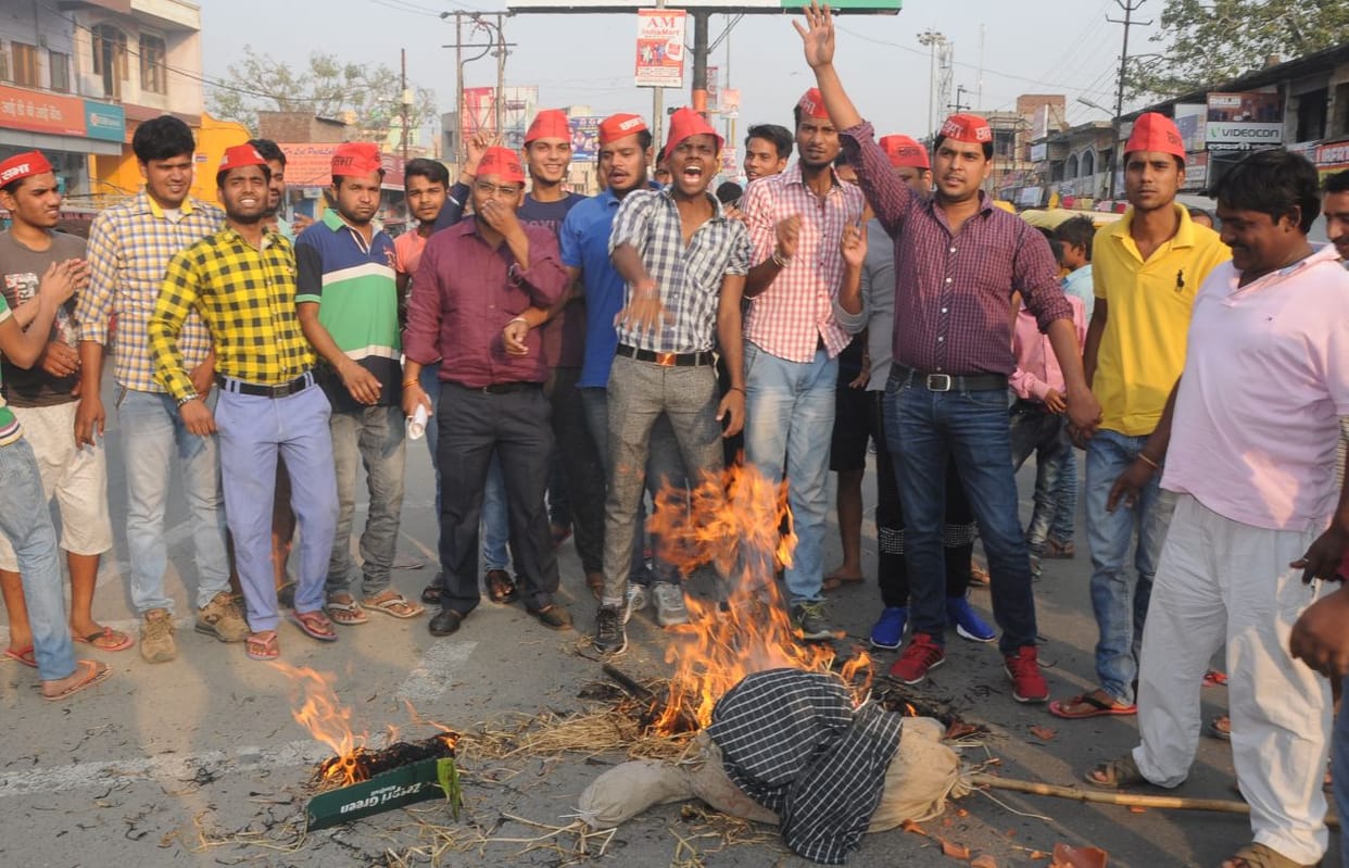 Spaiyon blew effigy Amar Singh