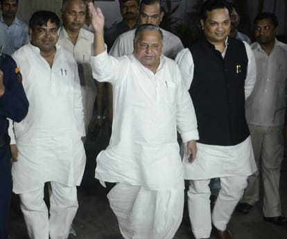  High power meet at mulayam singh residence.