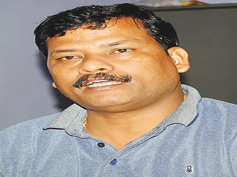 palika chairman santu leaves sapa