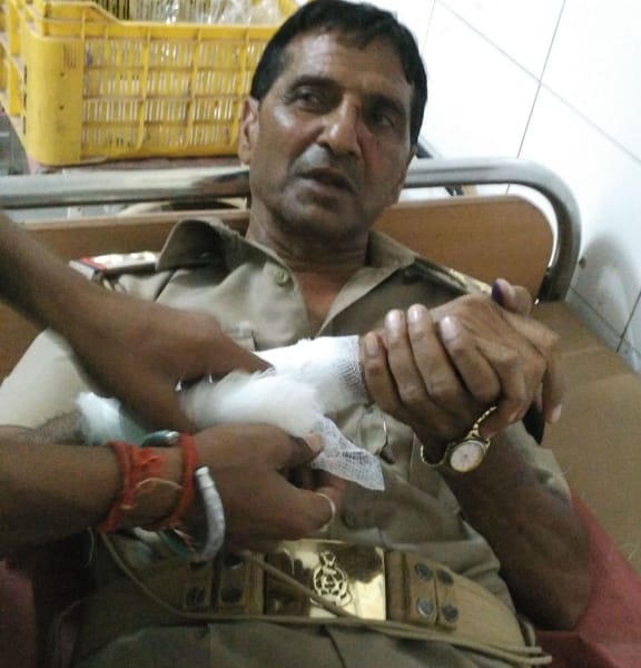 kanhaulee gaanv mein pulis par mahilaon ka hamala