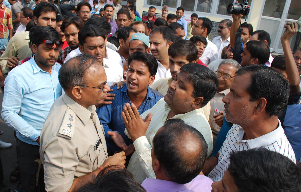 police beaten Traders 