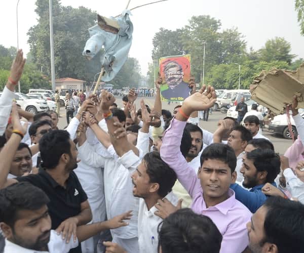SP leaders protest against amar singh.