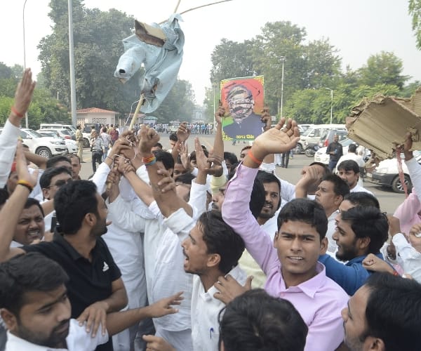 SP leaders protest against amar singh.
