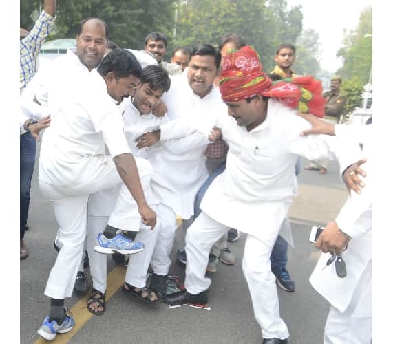 SP leaders protest against amar singh.