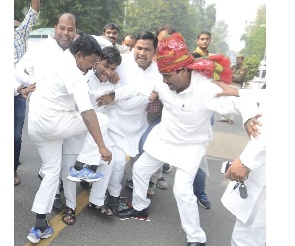 SP leaders protest against amar singh.