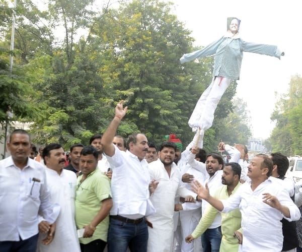 SP leaders protest against amar singh.
