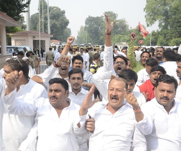 SP leaders protest against amar singh.