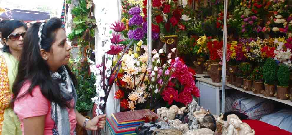 shilpotsav in noida people are busy in shopping 
