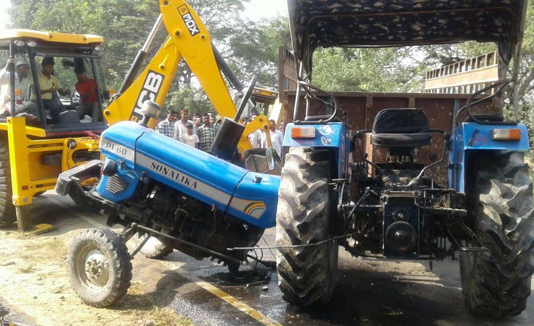tractor-trolley upturned, three died