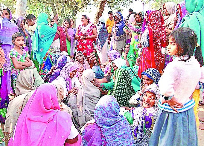 Farmers hit by the engine, death