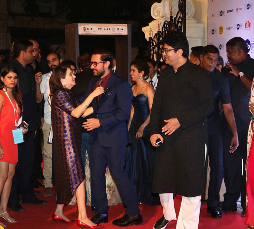 amir khan kiss to his wife kiran rao at public place