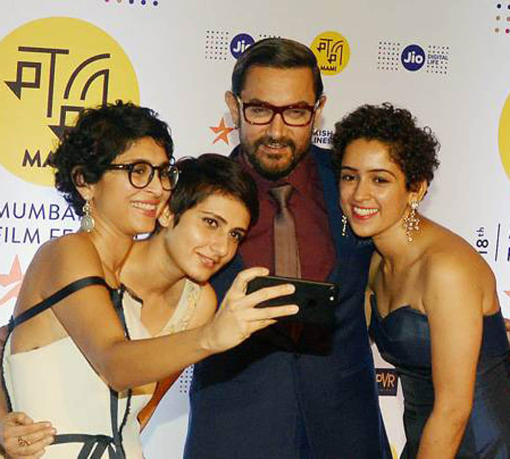 amir khan kiss to his wife kiran rao at public place