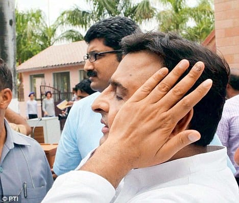 akhilesh yadav gets emotional in party meeting