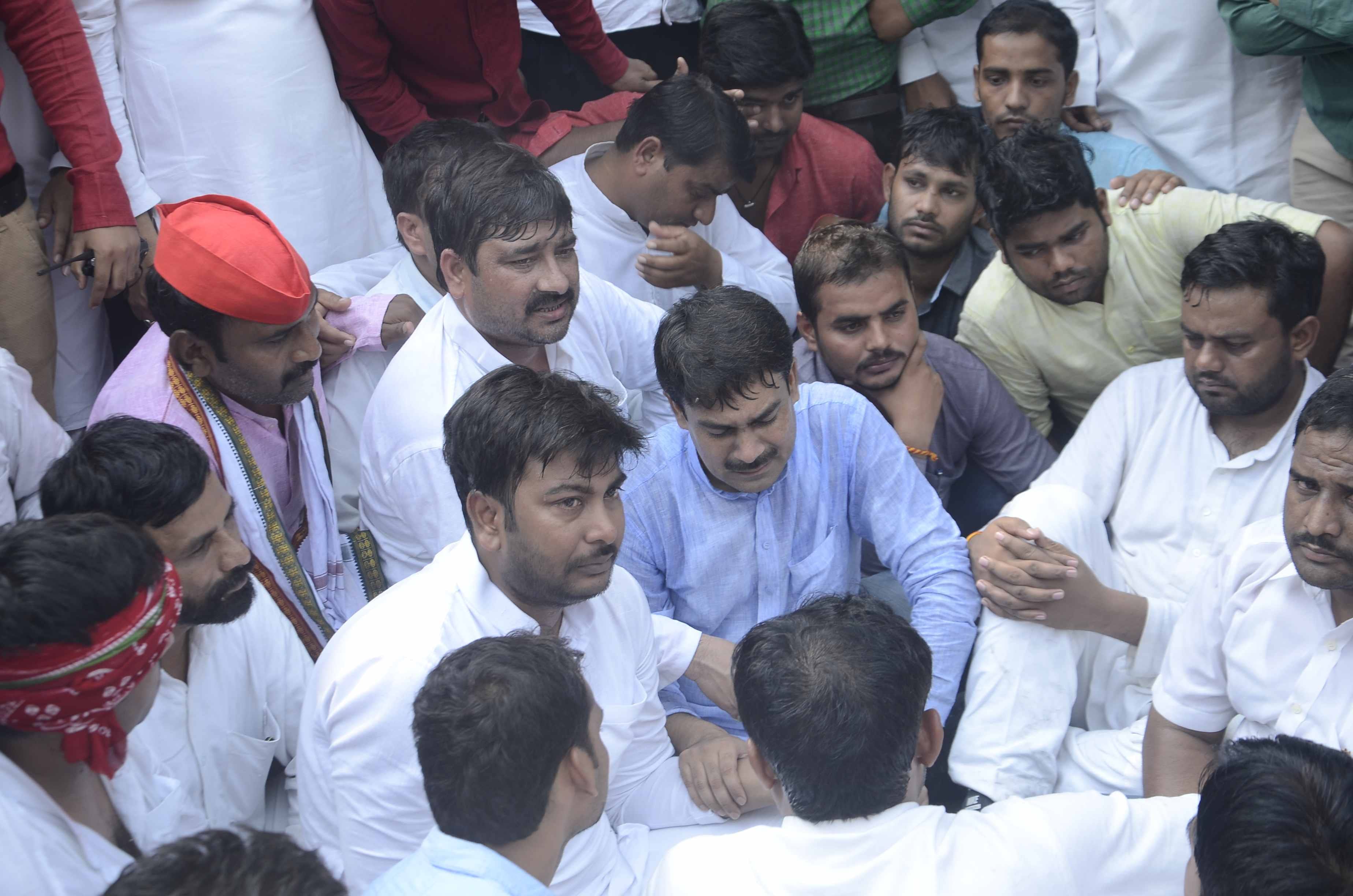 akhilesh delivers very emotional speech