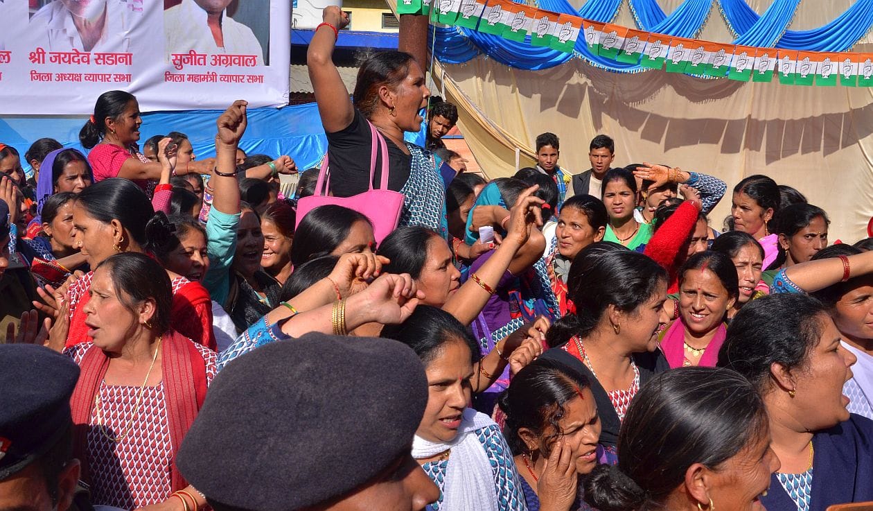 anganwadi worker protest against CM rawat.