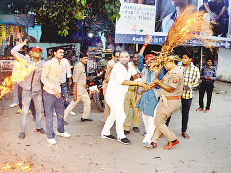 Akhilesh supporters burned an effigy of Amar and extempore