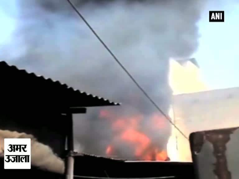 फर्नीचर की दुकान में लगी आग