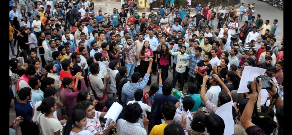 jnu students make human chain and gherao vc to bring back najeeb