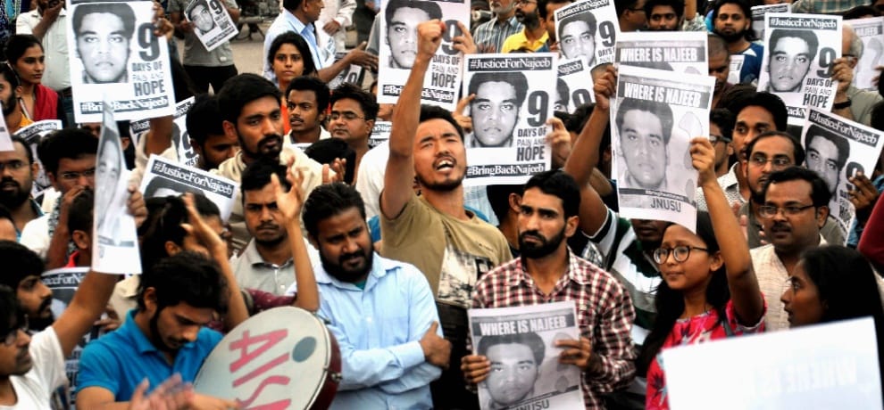 jnu students make human chain and gherao vc to bring back najeeb