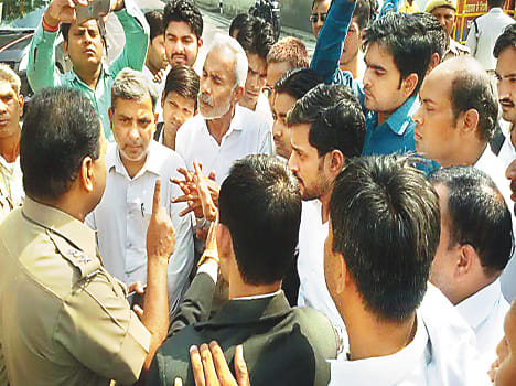 lawyers shows anger due to couligue arrested