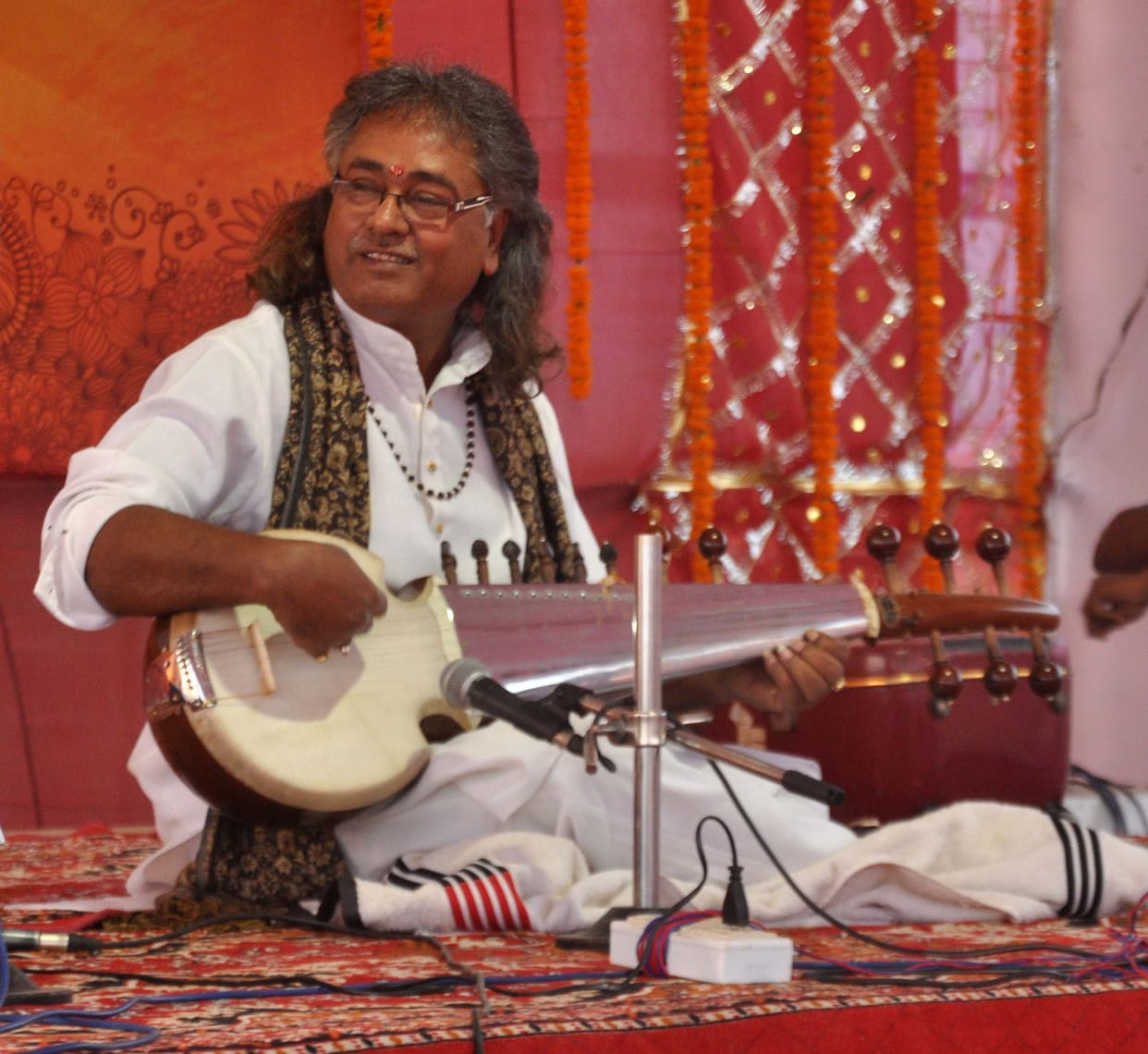 Veda hymns Gunje tone, melody resonate the prabhati