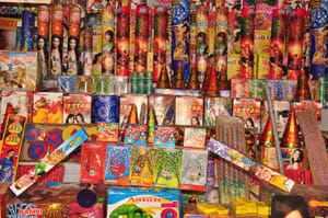  Lucky draws will meet shops of firecrackers