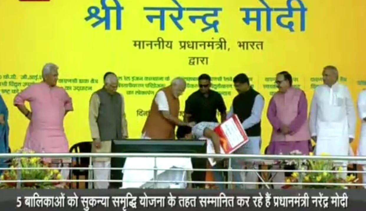 PM Modi gives Deewali Gift to varanasi laying stone of Home Gas Project
