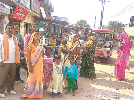 Mahoba rally the buses, passengers are to harass