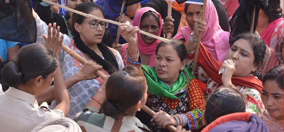  Protest against Kejriwal in Punjab, ballyragging  seen among police and women