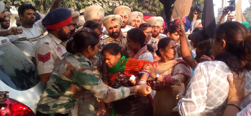  Protest against Kejriwal in Punjab, ballyragging  seen among police and women