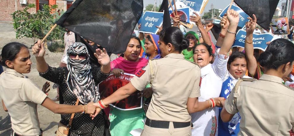  Protest against Kejriwal in Punjab, ballyragging  seen among police and women