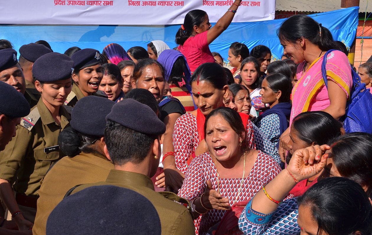 anganwadi worker protest against CM rawat.