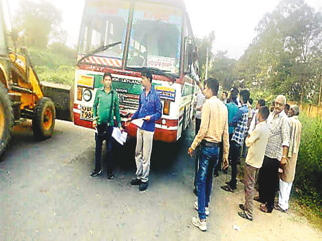 The remaining cattle on the highway bus, driver-operator villagers Dhuna
