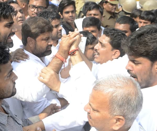  SP activists make ruckus in Lucknow.