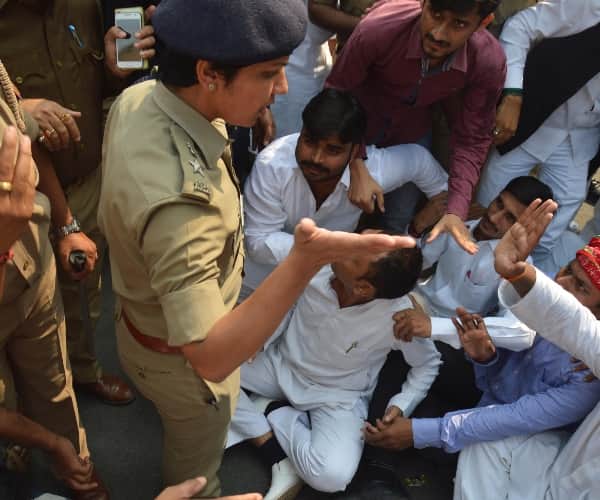  SP activists make ruckus in Lucknow.