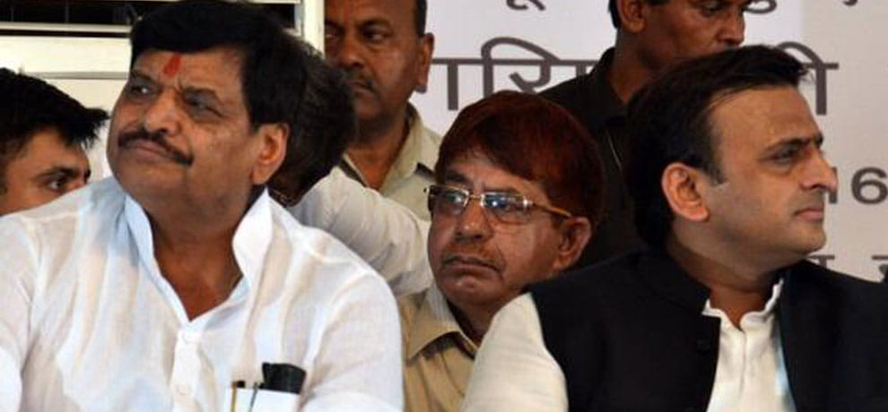 clash between sp supporters on lucknow
