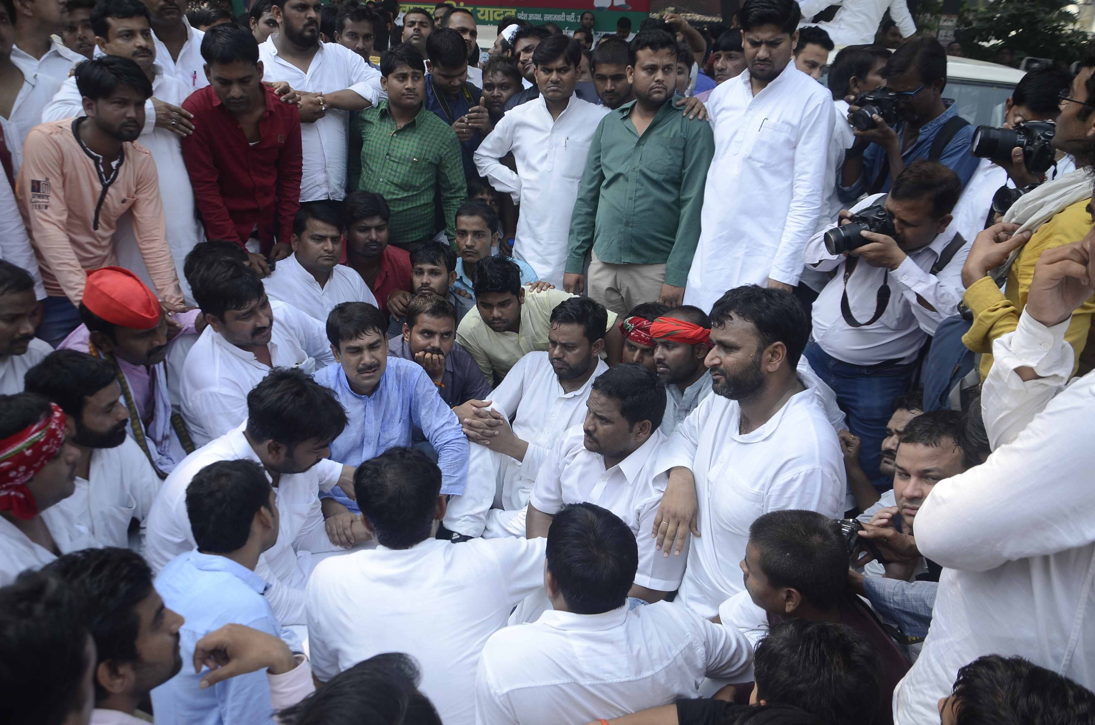 akhilesh delivers very emotional speech