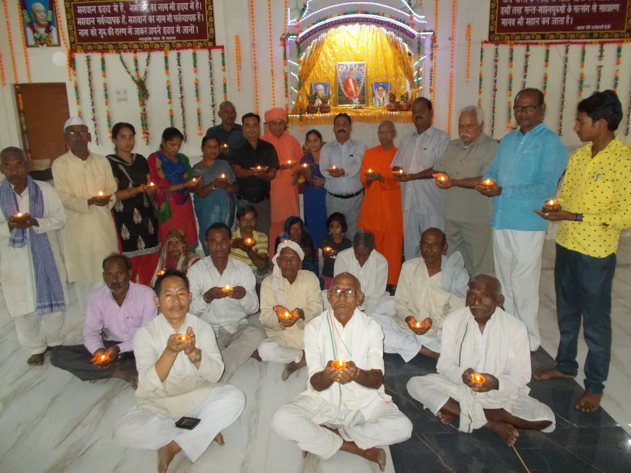 Tributes to the martyrs by lighting the lamp 101