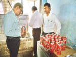  बीयर बार में मिली हरियाणा की बीयर की जांच करते आबकारी अधिकारी।